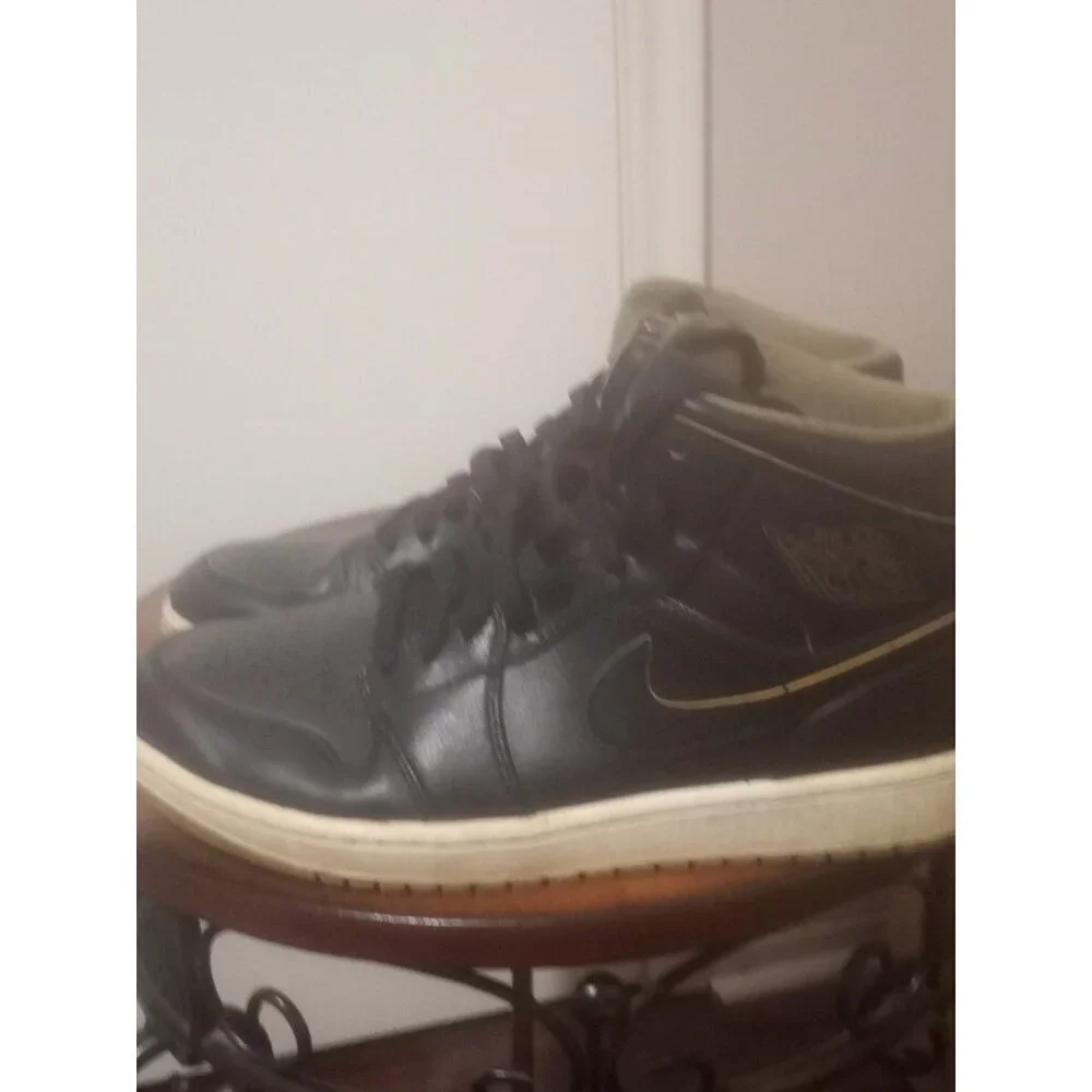 Mens Sz 9.5 Nike Air Jordan 1 Mid Retro 